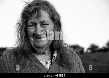 Un portrait sincère d'une personne âgée (vieille) femme sans son dentier. Pris à l'extérieur du pays. Much Wenlock, Shropshire, Angleterre Banque D'Images
