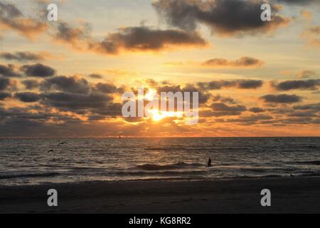 Vue sur coucher de soleil sur le golfe du Mexique, de la plage de Treasure Island, Floride, USA Banque D'Images