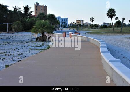 Allée de ciment avec digue le long de la plage, l'île au trésor, Florida, USA Banque D'Images