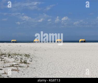 Abris soleil alignés le long de la plage, Saint Pete Beach, Florida, USA Banque D'Images