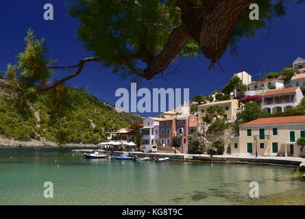 Ciel bleu clair au-dessus du village de pêcheurs grecs oss à Céphalonie, Grèce Banque D'Images