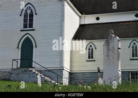 L'ancien cimetière et Église Saint-Georges, Brigus, Terre-Neuve et Labrador. Vue partielle de l'ancien cimetière et l'église. Banque D'Images