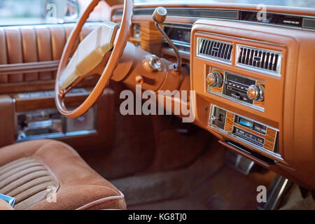 Intérieur d'une voiture vintage classique avec la colonne direction et de bois sur la planche de bord vu à travers la vitre du passager Banque D'Images