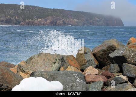 Morceaux de glace entre les gros rochers sur la plage, Flatrock, Terre-Neuve-Labrador Banque D'Images