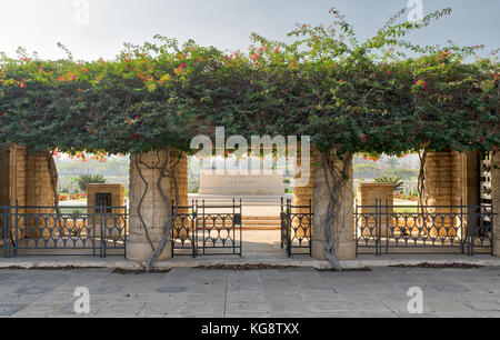 Le Caire, Égypte - 7 décembre 2016 : Entrée d'Héliopolis clôturée de cimetière de guerre du Commonwealth, porte en métal vert plantes grimpeur Banque D'Images