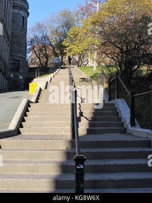 Escalier en béton, qui relie le palais de justice et le monument commémoratif de guerre, reliant la rue Water et la rue Duckworth, à St. John's (Terre-Neuve). Banque D'Images