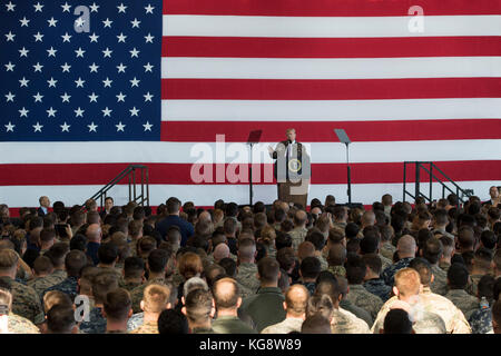 Le président Donald J. Trump parle aux militaires et à leurs familles durant une troupe Talk, le 5 novembre 2017, à Yokota Air Base, le Japon. Banque D'Images