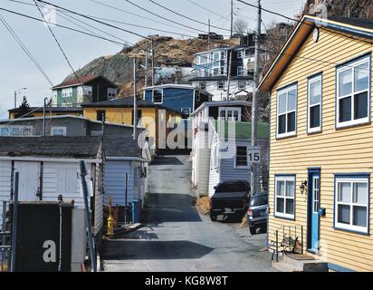De nombreuses maisons anciennes, peintes dans des couleurs pastel, et de la pêche met en ligne la rue, route, batterie externe batterie externe, st. john's, Terre-Neuve-Labrador Banque D'Images