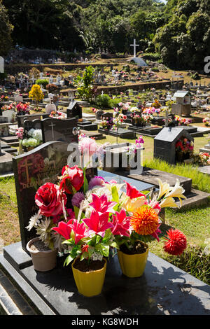 Les Seychelles, La Digue, l'île d'Anse sévère, cimetière, fleurs artificielles colorées sur de graves Banque D'Images