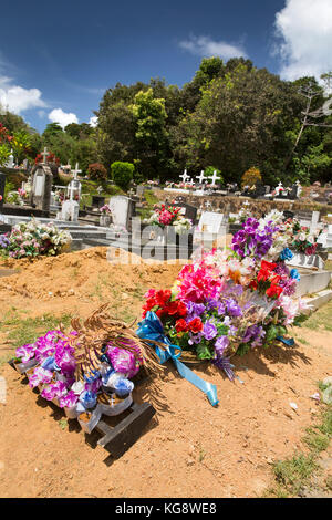 Les Seychelles, La Digue, l'île d'Anse sévère, cimetière, fleurs artificielles sur creusé récemment de graves Banque D'Images