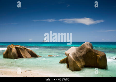 Les Seychelles, La Digue, Anse Grosse Roche, catamaran à passant d'énormes rochers de granit Banque D'Images