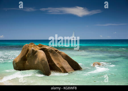 Les Seychelles, La Digue, Anse Grosse Roche, catamaran à passant d'énormes rochers de granit Banque D'Images