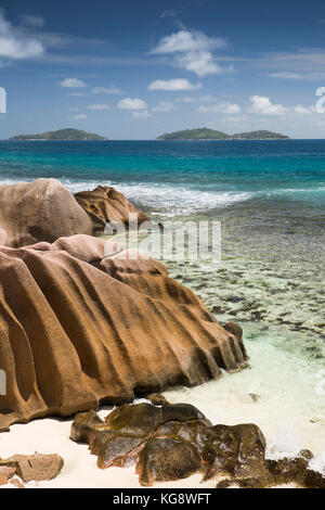 Les Seychelles, La Digue, Anse Formis, côte est, côte rocheuse, plage et lagon peu profond en face de l'île Félicité Banque D'Images