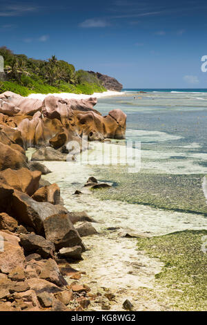 Les Seychelles, La Digue, Anse Formis, côte est, côte rocheuse, plage et lagon peu profond Banque D'Images