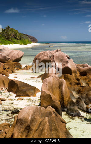 Les Seychelles, La Digue, Anse Formis, côte est, côte rocheuse, plage et lagon peu profond Banque D'Images
