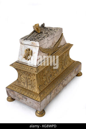 Vintage style rocaille français en forme de tombeau de Napoléon à Paris. France. 1830. Chemin sur fond blanc. Banque D'Images