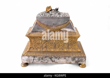 Vintage style rocaille français en forme de tombeau de Napoléon à Paris. France. 1830. Chemin sur fond blanc. Banque D'Images