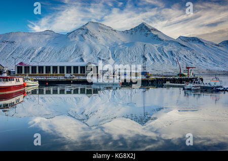 Scène d'hiver dans la petite ville Siglufjordur Islande Banque D'Images