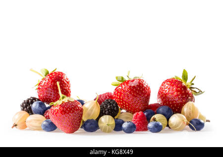 Collection de petits fruits d'été, fraises, bleuets, framboises et groseilles. Banque D'Images