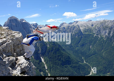 Ces cavaliers sont BASE cratie ensemble de lancement d'une falaise dans la vallée profonde. L'intérieur de leurs Wingsuits ils volent le long de la montagne. Banque D'Images