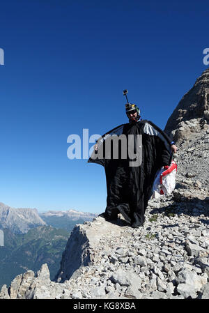 BASE Wingsuit cavalier est de penser à sa prochaine étape à sauter de la falaise derrière lui. La concentration est élevée pour l'étape suivante pour lancer vers le bas. Banque D'Images