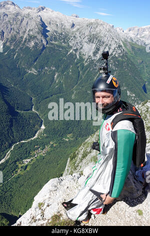 BASE Wingsuit cavalier est de penser à sa prochaine étape à sauter de la falaise derrière lui. La concentration est élevée pour l'étape suivante pour lancer vers le bas. Banque D'Images