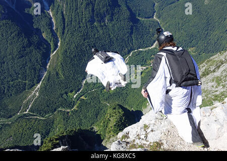 Ces cavaliers sont BASE cratie ensemble de lancement d'une falaise dans la vallée profonde. L'intérieur de leurs Wingsuits ils volent le long de la montagne. Banque D'Images