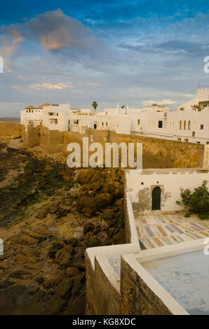 Les remparts d'asilah, au crépuscule, côte Atlantique, Maroc Banque D'Images