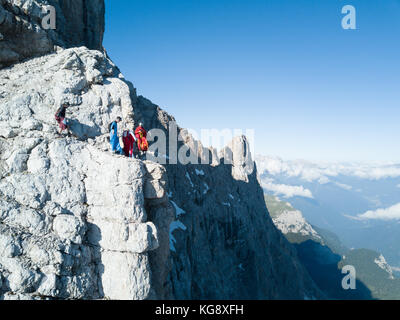 Ces cavaliers BASE Wingsuit se préparent à la sortie pour leur saut. Sur un point haut du sommet qu'ils sont ensemble la préparation pour le grand lancement. Banque D'Images