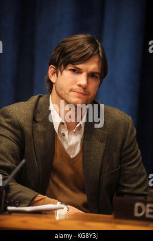 NEW YORK - 04 NOVEMBRE : Le Secrétaire général de l'ONU Ban Ki-Moon ainsi que l'actrice américaine Demi Moore et l'époux Ashton Kutcher ont pris la parole lors d'une conférence de presse avant le lancement d'un fonds de l'ONU destiné à aider à lutter contre la traite des êtres humains au siège des Nations Unies à New York, le 4 novembre 2011. Les acteurs des États-Unis Demi Moore et le mari Ashton Kutcher ont lancé le Fonds de contributions volontaires des Nations Unies pour Les Victimes de la traite des personnes, en particulier des femmes et des enfants, dans le cadre de l'Office des Nations Unies contre la drogue et le crime (ONUDC), qui vise à fournir une aide humanitaire, juridique et financière aux victimes de la traite des êtres humains Banque D'Images