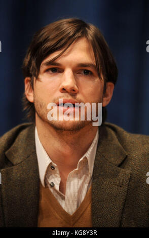 NEW YORK - 04 NOVEMBRE : Le Secrétaire général de l'ONU Ban Ki-Moon ainsi que l'actrice américaine Demi Moore et l'époux Ashton Kutcher ont pris la parole lors d'une conférence de presse avant le lancement d'un fonds de l'ONU destiné à aider à lutter contre la traite des êtres humains au siège des Nations Unies à New York, le 4 novembre 2011. Les acteurs des États-Unis Demi Moore et le mari Ashton Kutcher ont lancé le Fonds de contributions volontaires des Nations Unies pour Les Victimes de la traite des personnes, en particulier des femmes et des enfants, dans le cadre de l'Office des Nations Unies contre la drogue et le crime (ONUDC), qui vise à fournir une aide humanitaire, juridique et financière aux victimes de la traite des êtres humains Banque D'Images