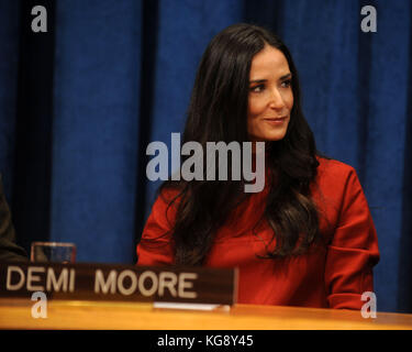 NEW YORK - 04 NOVEMBRE : Le Secrétaire général de l'ONU Ban Ki-Moon ainsi que l'actrice américaine Demi Moore et l'époux Ashton Kutcher ont pris la parole lors d'une conférence de presse avant le lancement d'un fonds de l'ONU destiné à aider à lutter contre la traite des êtres humains au siège des Nations Unies à New York, le 4 novembre 2011. Les acteurs des États-Unis Demi Moore et le mari Ashton Kutcher ont lancé le Fonds de contributions volontaires des Nations Unies pour Les Victimes de la traite des personnes, en particulier des femmes et des enfants, dans le cadre de l'Office des Nations Unies contre la drogue et le crime (ONUDC), qui vise à fournir une aide humanitaire, juridique et financière aux victimes de la traite des êtres humains Banque D'Images