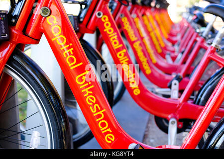 Support à bicyclettes Bikeshare Capital avec une rangée de vélos de location rouge à Washington, DC, United States of America, USA. Banque D'Images