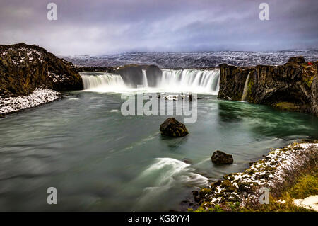 L'eau Godafoss en Islande au cours de l'automne hiver neige nuageux congelé Banque D'Images