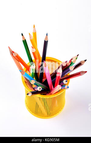 Crayons multicolores en chaudron. Banque D'Images