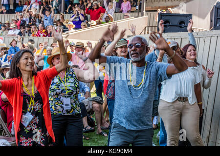 La foule danse à M. SIPP The Mississippi Blues Child - FESTIVAL DE JAZZ DE MONTEREY, CALIFORNIE Banque D'Images