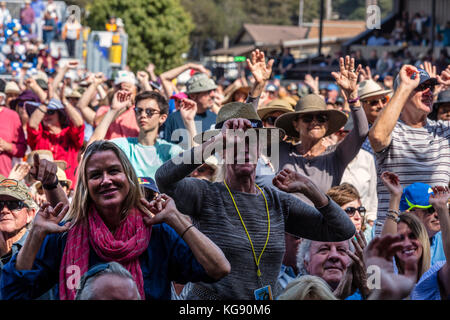 La foule danse à M. SIPP The Mississippi Blues Child - FESTIVAL DE JAZZ DE MONTEREY, CALIFORNIE Banque D'Images