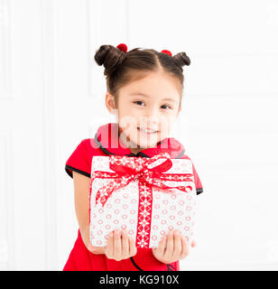 Petite fille montrant cadeau pour le nouvel an chinois Banque D'Images