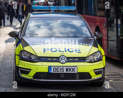 ECO police Interceptor car - City of London police utilisant une voiture de police hybride VW Golf GTE comme intercepteur à réponse rapide Banque D'Images