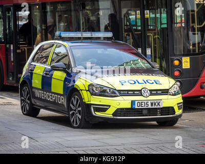 ECO police Interceptor car - City of London police utilisant une voiture de police hybride VW Golf GTE comme intercepteur à réponse rapide Banque D'Images