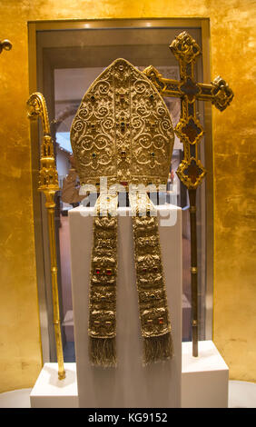 La pièce montrant avec des vêtements pontificaux au Museo dell'Opera del Duomo (Musée d'Œuvres de la cathédrale) Banque D'Images