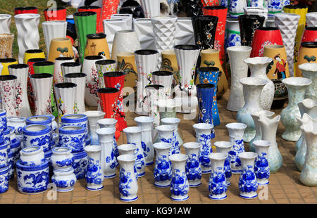 Pots de céramique colorée dans le marché de Dalat, Vietnam Banque D'Images