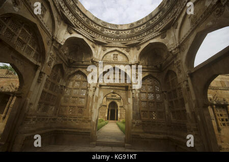 Vue intérieure d'un grand dôme à Jami Masjid (mosquée), classé par l'UNESCO Champaner - Parc archéologique de Pavagadh, Gujarat, Inde. Dates à 1513, construction Banque D'Images