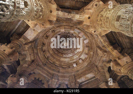 Vue extérieure du temple du soleil sur la rive de la rivière pushpavati. Construit en 1026 - 27 annonce pendant le règne de bhima i de la dynastie des chaulukya modhera. Banque D'Images