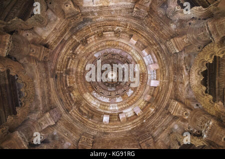 De plafond sculpté le temple du soleil. Construit en 1026 - 27 annonce pendant le règne de bhima i de la dynastie des chaulukya. modhera village de mehsana district, guj Banque D'Images