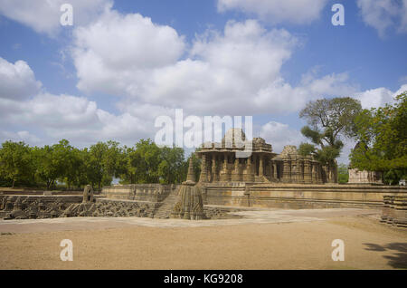 Vue extérieure du temple du soleil sur la rive de la rivière pushpavati. Construit en 1026 - 27 annonce pendant le règne de bhima i de la dynastie des chaulukya modhera. Banque D'Images