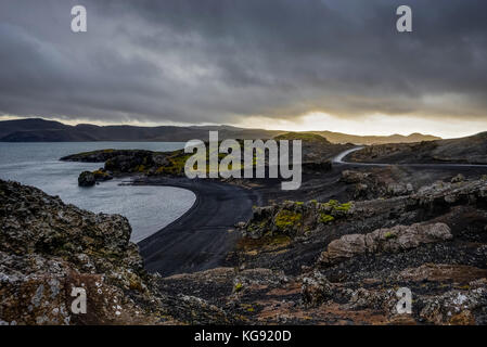 Coucher de soleil sur l'Islande Paysage avec mousse verte pendant la golden hour Banque D'Images