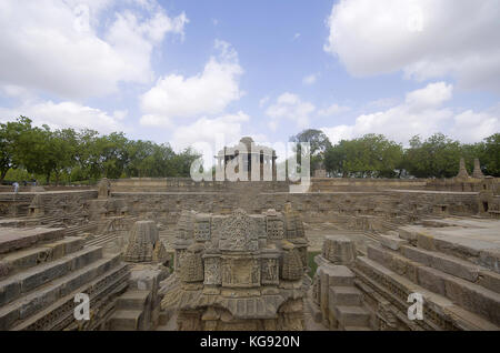 Vue extérieure du temple du soleil sur la rive de la rivière pushpavati. Construit en 1026 - 27 annonce pendant le règne de bhima i de la dynastie des chaulukya modhera. Banque D'Images