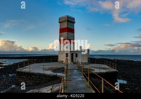 Le vieux phare de Gardur à la côte sud-ouest de l'Islande Banque D'Images