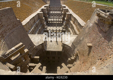 Vue extérieure du temple du soleil sur la rive de la rivière pushpavati. Construit en 1026 - 27 annonce pendant le règne de bhima i de la dynastie des chaulukya modhera. Banque D'Images